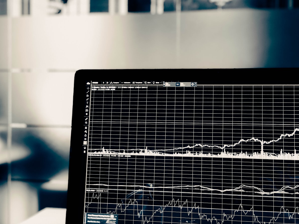 E-fatura ve dijital faturalama sürecini temsil eden bilgisayar ekranında finansal grafik